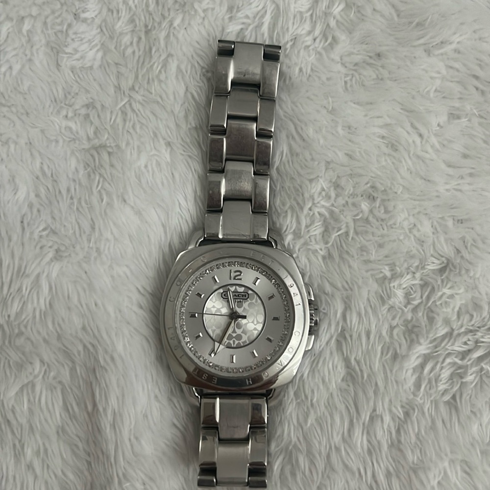 Coach silver women’s  turning knob doesn’t work, does not it work.